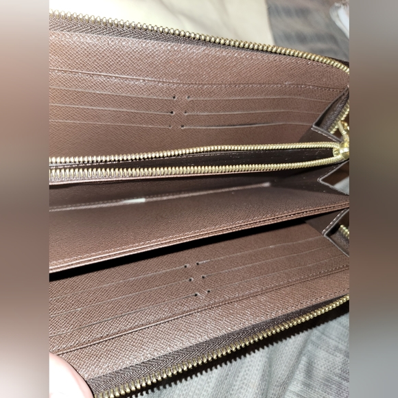**SOLD**Authentic* Louis Vuitton Zippy Wallet - Picture 10 of 12